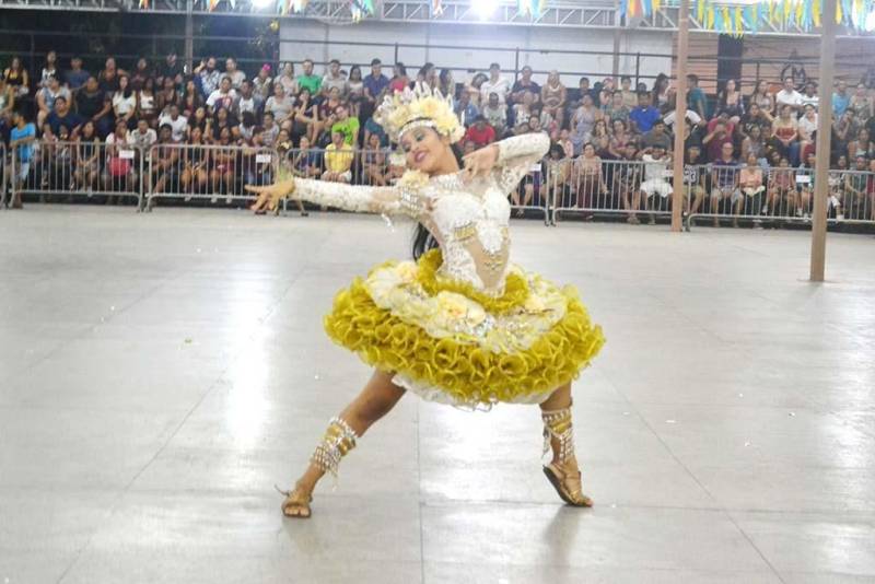 Uma noite especial foi reservada para todos os envolvidos na apresentação das quadrilhas juninas com a entrega das premiações do XV Concurso Estadual de Quadrilhas (foto), na quinta-feira (5). O concurso foi promovido pela Fundação Cultural do Pará (FCP), na Praça do Povo, no Centur. Os vencedores das quadrilhas mirins e adultos se apresentaram novamente ao púbico, além das vencedoras dos concursos de Miss Caipira, Miss Simpatia, Mulata Cheirosa e Miss Mix. Para a candidata eleita Miss Simpatia, Karla Costa, integrante da Quadrilha Rei de São João, do Bairro do Guamá, a quadrilha é uma paixão antiga. “Eu sou bicampeã no Estado e este título representa muito, pois é meu último ano em quadrilha como miss, uma paixão que vem desde 2006. São vários títulos acumulados, e encerra minha carreira com uma forma incrível. Dançar quadrilha é só pra quem ama”, declarou.
FOTO: LUCAS MOTA / ASCOM FCP
DATA: 05.07.2018
BELÉM - PARÁ <div class='credito_fotos'>Foto: LUCAS MOTA / ASCOM FCP | <a href='/midias/2018/originais/63c18291-5710-4e5a-9654-19a4b1a5554d.jpg' download><i class='fa-solid fa-download'></i> Download</a></div>