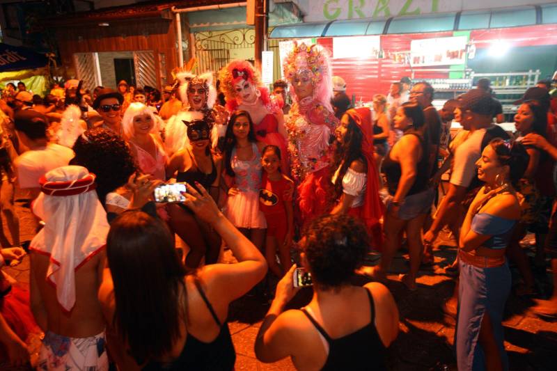 O professor Júlio Leal Gomes é natural de Vigia de Nazaré, no nordeste paraense, terra conhecida pela hospitalidade, principalmente em época festiva. Mantendo a tradição, no Carnaval Júlio e seus irmãos abrem a casa da família para amigos e outros parentes. Neste ano, o imóvel de quatro cômodos abrigou mais de 50 pessoas. Vigia tem um dos maiores e mais tradicionais carnavais do Pará. Nesta época do ano, a população do município, de 51.173 habitantes (Censo/IBGE), triplica com a chegada de brincantes oriundos de todo o Brasil, e os vigienses – igual coração de mãe - acolhem essa multidão. A estimativa é a cidade receber mais de 300 mil pessoas neste Carnaval.
FOTO: IGOR BRANDÃO / AG PARÁ
DATA: 13.02.2018
VIGIA - PARÁ <div class='credito_fotos'>Foto: IGOR BRANDÃO / AG. PARÁ | <a href='/midias/2018/originais/63c458a7-9038-46a3-a722-4c33a80e550f.jpg' download><i class='fa-solid fa-download'></i> Download</a></div>