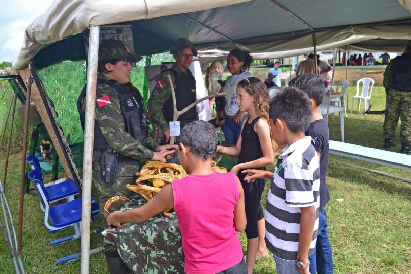 "Acho que ele vai vigiar quem fica fazendo coisa errada, como roubar, por exemplo". A fala de curiosidade é do estudante Isaac Souza, 10 anos. Ele se referia ao drone apresentado na manhã desta sexta-feira (27) aos alunos da Escola Estadual de Ensino Fundamental e Médio Ruy Paranatinga Barata, localizado no bairro Maracangalha, onde ocorreu à ação "Prevenção é Segurança". A iniciativa promovida pela Secretaria de Estado de Segurança Pública e Defesa Social (Segup) com o objetivo de apresentar equipamentos de segurança, assim como divulgar os diversos serviços de prevenção voltados as ações de combate à criminalidade.
FOTO: ELIELSON MODESTO / ASCOM SEGUP
DATA: 27.04.2018
BELÉM - PARÁ <div class='credito_fotos'>Foto: Elielson Modesto / Ascom Segup | <a href='/midias/2018/originais/63d073bb-d883-4006-9ad8-c4be1ae4f873.jpg' download><i class='fa-solid fa-download'></i> Download</a></div>