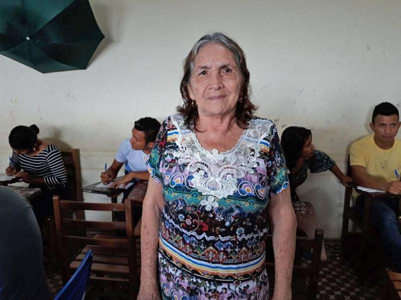 A Caravana Pro Paz Cidadania continua a percorrer os municípios do Pará. Nesta sexta-feira (6), a caravana encerrou suas ações na cidade de Quatipuru, no nordeste do estado. Ao longo de três dias, foram 2.600 atendimentos, como emissão de documentos básicos e aconselhamento jurídico. “A ação nesses três dias foi surpreendente, além de atendermos Quatipuru, recebemos quatro ônibus com moradores da vila de Boa Vista e conseguimos atender a todos. A grande procura foi pela certidão de nascimento, porque ainda existem os sub-registros. Mas tivemos também grande procura de ID jovem por essa população”, detalhou o coordenador do Pro Paz Cidadania, Roberto Oliveira. Na foto, a dona Maria de Nazaré dos Santos, de 68 anos.
FOTO: ASCOM / PRO PAZ
DATA: 06.04.2018
QUATIPURU - PARÁ <div class='credito_fotos'>Foto: ASCOM PRO PAZ | <a href='/midias/2018/originais/63dea24e-b582-4d8e-8962-8d772ee0df6e.jpg' download><i class='fa-solid fa-download'></i> Download</a></div>