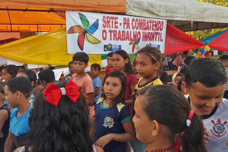 Ao todo, 16 municípios da região do Marajó foram beneficiados com ações de mobilização, sensibilização e enfrentamento as violações de direitos da criança e do adolescente entre os dias 27 e 29 de novembro. A ação, que aconteceu no município-sede de Melgaço.

FOTO: ASCOM SEASTER
DATA: 29.11.2018
MELGAÇO - PARÁ <div class='credito_fotos'>Foto: Ascom Seaster   |   <a href='/midias/2018/originais/63e39113-acd8-465a-864f-517e77415b64.jpg' download><i class='fa-solid fa-download'></i> Download</a></div>