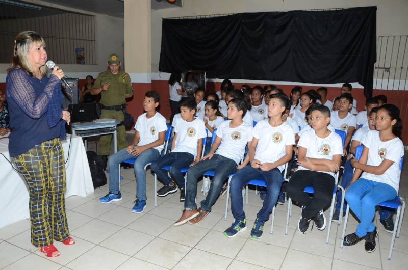 Quarenta e três alunos do 5º ano da Escola Estadual de Ensino Fundamental Prof. Emiliana Sarmento Ferreira, em Belém, participaram da cerimônia de formatura do Programa Educacional de Resistência às Drogas e a Violência (Proerd), realizado pela Secretaria de Estado de Educação (Seduc) em parceria com a Polícia Militar do Estado do Pará.
FOTO: RAI PONTES / ASCOM SEDUC
DATA: 13.11.2018
BELÉM - PARÁ <div class='credito_fotos'>Foto: Rai Pontes/Ascom Seduc | <a href='/midias/2018/originais/63e87be4-1ffd-404d-a7e9-c8bef5db515e.jpg' download><i class='fa-solid fa-download'></i> Download</a></div>