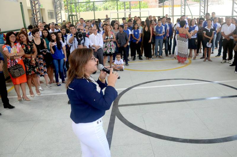 O Distrito de Icoaraci, em Belém, ganhou mais uma escola. Nesta sexta-feira (15), a Secretaria de Estado de Educação (Seduc) inaugurou a obra da Escola Estadual de Ensino Fundamental e Médio Professor Jorge Lopes Raposo. Construída integralmente, a unidade faz parte de um pacote de mais de 100 projetos de novas escolas, reformas e ampliações que a Seduc está executando em 53 municípios. A obra concluída foi recebida como fator motivacional de novo posicionamento da escola no Índice de Desenvolvimento da Educação Básica (Ideb). A inauguração reuniu a comunidade escolar e se transformou numa festa que congregou alunos, professores, dirigentes e os gestores da Seduc, liderados pela secretária Ana Claudia Serruya Hage (foto).
FOTO: ELISEU DIAS / ASCOM SEDUC
DATA: 15.06.2018
BELÉM - PARÁ <div class='credito_fotos'>Foto: Eliseu Dias / Ascom Seduc | <a href='/midias/2018/originais/63ed4559-f76c-4607-aaa9-b252a6921dd1.jpg' download><i class='fa-solid fa-download'></i> Download</a></div>