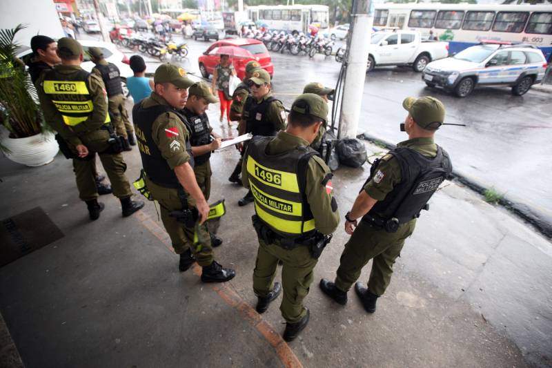Na tarde de ontem, a Polícia Militar deflagrou a Operação “Polícia nas Ruas” (foto), o que levou um reforço de policiamento a oito bairros da capital. A partir das 16h, cerca de 80 militares de diversos batalhões, subordinados ao Comando de Policiamento da Capital I (CPC I), atuaram no incremento da segurança em toda a área do 2º Batalhão de Polícia Militar (2º BPM). Na Operação foram utilizadas sete viaturas e 25 motocicletas que, segundo o major Diógenes Braga, subcomandante do 2º BPM e comandante da Operação, serviram para dar apoio direto aos policiais que foram divididos no policiamento a pé, em pontos estratégicos dos bairros.
FOTO: THIAGO GOMES / AG. PARÁ
DATA: 05.05.2018
BELÉM - PARÁ <div class='credito_fotos'>Foto: Thiago Gomes /Ag. Pará | <a href='/midias/2018/originais/63f1490c-b29f-4a09-8875-f64018df2fdd.jpg' download><i class='fa-solid fa-download'></i> Download</a></div>