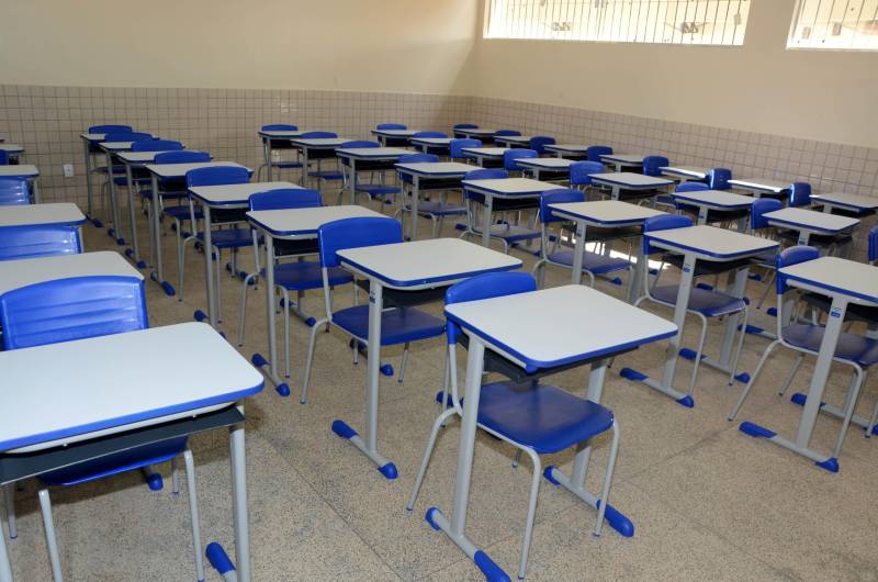 Após obras de reforma e ampliação, a Escola Estadual de Ensino Fundamental e Médio Maria das Mercês de Oliveira Conor (foto), no município de Castanhal, foi entregue à população pela Secretaria de Estado de Educação (Seduc), na última quinta-feira (27). "Estamos entregando a escola completamente reformada e ampliada, desde os laboratórios e cantina, até as salas de aula. Temos a expectativa de que a comunidade abrace a escola, a oportunidade de ter melhoria no local de trabalho e, principalmente, consiga oportunizar qualidade de ensino a todos os estudantes da escola. É um grande avanço e uma grande conquista. Tenho certeza de que todos estão muito felizes com a nova escola”, disse o secretário adjunto de Ensino, José Roberto Silva.

FOTO: RAI PONTES / ASCOM SEDUC
DATA: 27.12.2018
CASTANHAL - PARÁ
 <div class='credito_fotos'>Foto: Rai Pontes/Ascom Seduc   |   <a href='/midias/2018/originais/63f53214-2528-45df-b3f5-79130983b96a.jpg' download><i class='fa-solid fa-download'></i> Download</a></div>