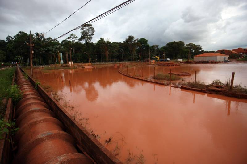 Por conta do não cumprimento do prazo de 48 horas dado pelo Governo do Estado para que a Hydro (foto) reduzisse os níveis das bacias de resíduos ao nível de pelo menos um metro, a Secretaria de Meio Ambiente e Sustentabilidade (Semas) notifica a empresa, na manhã desta terça-feira (27), com a determinação de que reduza a produção da refinaria em 50%. A Semas também triplicará a multa definida anteriormente, cumprindo a legislação ambiental em vigor, chegando a cerca de R$ 1 milhão por dia de descumprimento (300 mil Unidades de Padrão Fiscal). A empresa informou formalmente que reduziu os índices, mas não integralmente no total determinado de um metro. A determinação de redução emitida pela Semas reforça ainda que devem ser mantidos e ampliados os esforços para tratamento dos efluentes e de redução dos níveis das bacias. As equipes da Semas permanecem em campo 24 horas, trabalhando em conjunto com a Defesa Civil e outros órgãos, monitorando a situação.
FOTO: IGOR BRANDÃO / AG. PARÁ
DATA: 24.02.2018
BARCARENA - PARÁ <div class='credito_fotos'>Foto: IGOR BRANDÃO / AG. PARÁ | <a href='/midias/2018/originais/63fb3678-aa9f-4f20-9096-544759de82be.jpg' download><i class='fa-solid fa-download'></i> Download</a></div>