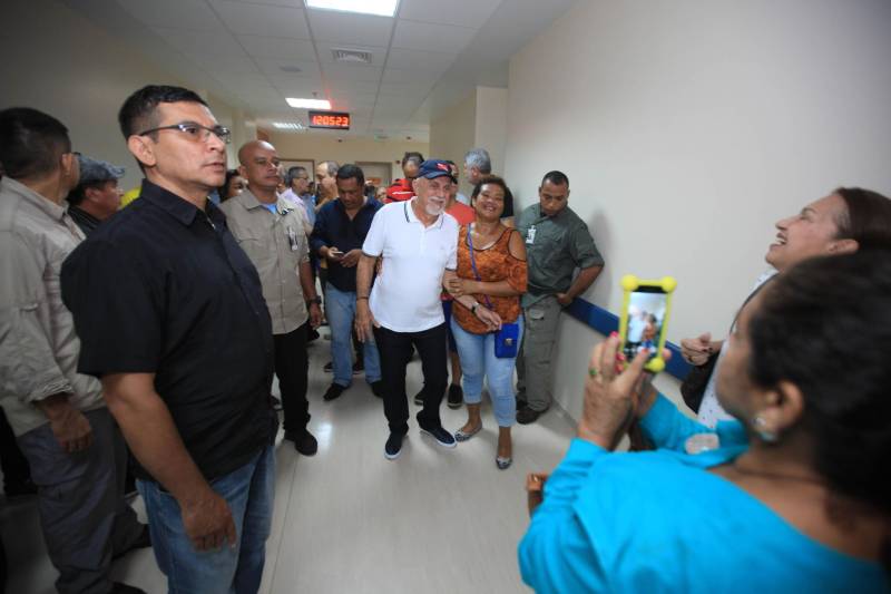 O governador Simão Jatene fez neste domingo (30), às 11 h, uma visita técnica (foto) às instalações do novo Hospital Abelardo Santos, no Distrito de Icoaraci, na Região Metropolitana de Belém. Como fez em Capanema (nordeste do Pará), no novo Hospital Regional dos Caetés, o governador convidou pessoas da comunidade para acompanhá-lo na visita. O objetivo foi mostrar à população que o hospital está pronto para ser inaugurado. "Alguns pequenos detalhes, obrigatórios para a entrada em funcionamento de qualquer hospital, ainda precisam ser feitos, como a assepsia dos ambientes e a calibragem dos equipamentos. Mas o ‘Abelardo’ está pronto, e já é o maior hospital da Região Metropolitana", disse o governador.

FOTO: CRISTINO MARTINS / AG. PARÁ
DATA: 30.12.2018
ICOARACI - PARÁ <div class='credito_fotos'>Foto: Cristino Martins/Ag. Pará   |   <a href='/midias/2018/originais/640b9efb-c4b4-4166-8e87-4b3ea0eb4a80.jpg' download><i class='fa-solid fa-download'></i> Download</a></div>