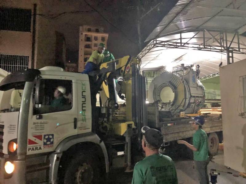 O Hospital Ophir Loyola recebeu, na noite desta quinta-feira (22), um novo aparelho de ressonância magnética (foto). O equipamento de 1,5 Tesla, modelo Ingenia da Philips, no valor de R$ 4 milhões de reais, vai permitir mais precisão nos exames de diagnóstico e no tratamento de alta complexidade por meio de imagens de alta definição da anatomia do corpo humano, através de um alto campo magnético, pulsos de radiofrequência e um computador para obtenção de imagens em vários planos. A ressonância magnética indica a presença de tumores oncológicos, sendo imprescindível para o estudo neurológico e diagnóstico do sistema musculoesquelético, dentre outras condições e patologias. Por meio de um software, é possível alterar padrões e perspectivas de visualização para chegar a um diagnóstico ainda mais preciso.
FOTO: ASCOM / HOIOL
DATA: 23.03.2018
BELÉM - PARÁ <div class='credito_fotos'>Foto: ASCOM HOIOL | <a href='/midias/2018/originais/641d8144-0292-4a93-a2b2-b4425317db6d.jpg' download><i class='fa-solid fa-download'></i> Download</a></div>