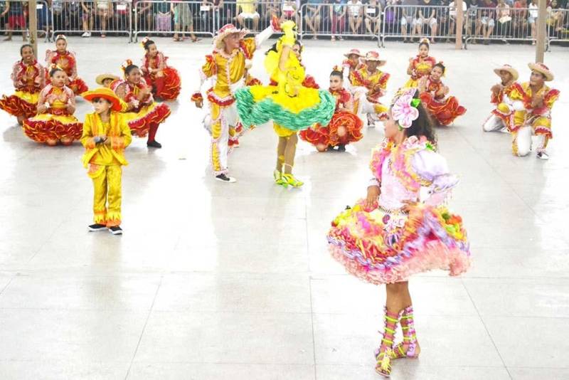 Uma noite especial foi reservada para todos os envolvidos na apresentação das quadrilhas juninas com a entrega das premiações do XV Concurso Estadual de Quadrilhas (foto), na quinta-feira (5). O concurso foi promovido pela Fundação Cultural do Pará (FCP), na Praça do Povo, no Centur. Os vencedores das quadrilhas mirins e adultos se apresentaram novamente ao púbico, além das vencedoras dos concursos de Miss Caipira, Miss Simpatia, Mulata Cheirosa e Miss Mix. Para a candidata eleita Miss Simpatia, Karla Costa, integrante da Quadrilha Rei de São João, do Bairro do Guamá, a quadrilha é uma paixão antiga. “Eu sou bicampeã no Estado e este título representa muito, pois é meu último ano em quadrilha como miss, uma paixão que vem desde 2006. São vários títulos acumulados, e encerra minha carreira com uma forma incrível. Dançar quadrilha é só pra quem ama”, declarou.
FOTO: LUCAS MOTA / ASCOM FCP
DATA: 05.07.2018
BELÉM - PARÁ <div class='credito_fotos'>Foto: LUCAS MOTA / ASCOM FCP | <a href='/midias/2018/originais/641dc4e5-773e-4e49-85a0-c67a7c45afca.jpg' download><i class='fa-solid fa-download'></i> Download</a></div>