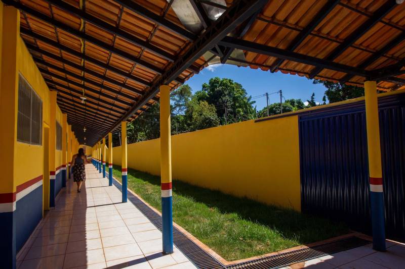 Aos poucos, a paisagem de Serra Pelada – que já foi o maior garimpo a céu aberto do planeta e hoje é distrito de Curionópolis, município do sudeste paraense - começa a se modificar. A poeira intensa, típica de estradas de chão, vai paulatinamente dando lugar à camada de asfalto, que pela primeira vez chega a Curiónópolis, conhecido mundialmente pela corrida do ouro e pelo formigueiro humano nos anos 1980, eternizado pelo olhar do fotógrafo Sebastião Salgado. O ouro não é mais explorado na região, mas Serra Pelada ainda é uma cidade de garimpeiros. São eles que residem e povoam as ruas, que parecem ter parado no tempo. Foram esses trabalhadores que fizeram a localidade crescer, que formaram famílias e criaram filhos nascidos no local, fincando raízes, criando identidade, sonhando com a volta da exploração do ouro, cada vez mais distante. Mas até esse cenário vem se transformando. Na foto, Escola Estadual de Ensino Médio Joaquina Diamantina.

FOTO: ASCOM / PREFEITURA DE CURIONÓPOLIS
DATA: 08.06.2018
CURIONÓPOLIS - PARÁ <div class='credito_fotos'>Foto: ASCOM / PREFEITURA DE CURIONÓPOLIS   |   <a href='/midias/2018/originais/641e6131-e45b-4129-8c91-c10fb495d3a9.jpg' download><i class='fa-solid fa-download'></i> Download</a></div>