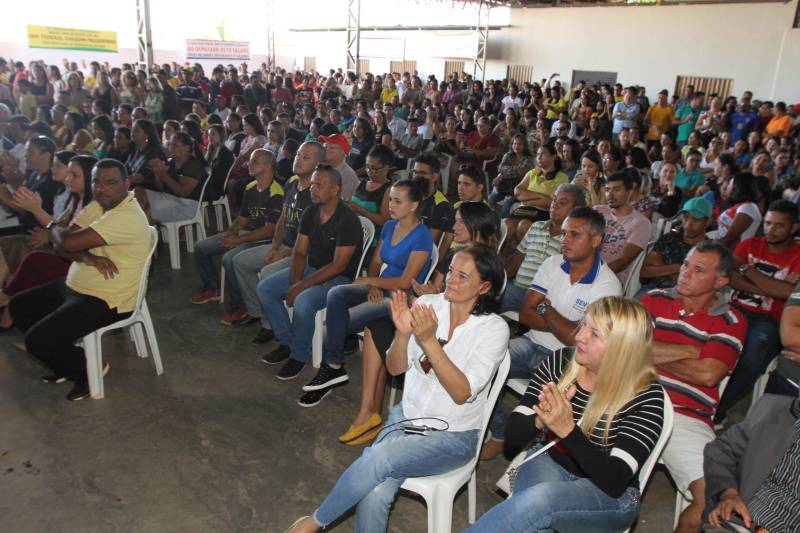 O município de Jacundá, no sudeste paraense, recebeu nesta sexta-feira (6) importantes investimentos em segurança e infraestrutura. O Governo do Estado repassou para o policiamento do município 5 viaturas e 2 veículos para o reforço das ações Departamento de Trânsito do Estado (Detran). Foi entregue ainda a ordem de serviço para a pavimentação asfáltica de cinco quilômetros de vias, na ordem de R$ 3 milhões. A cerimônia foi no salão paroquial da Igreja de Nossa Senhora do Perpetuo Socorro, conduzida pela secretária de Municípios Sustentáveis, Izabela Jatene, que representou o governador Simão Jatene, e contou com a participação de representantes de parlamentares, lideranças comunitárias, entre outras autoridades municipais.
FOTO: CRISTINO MARTINS / AG. PARÁ
DATA: 06.07.2018
JACUNDÁ - PARÁ <div class='credito_fotos'>Foto: Cristino Martins/Ag. Pará | <a href='/midias/2018/originais/64230686-cfca-4551-890f-cb37c12d5275.jpg' download><i class='fa-solid fa-download'></i> Download</a></div>