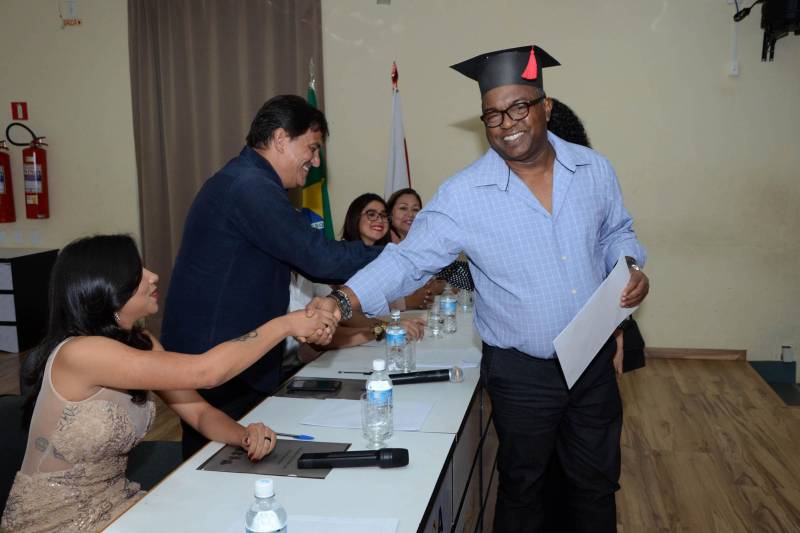 Incontáveis são os fatores que podem motivar a evasão de alunos da escola. Nesta sexta-feira (6), uma turma de 35 alunos pode comemorar a superação de barreiras e dificuldades ao concluir o ensino médio por meio do projeto Mundiar. A solenidade de formatura (foto), realizada no auditório da Fibra, em Belém, reuniu alunos das escolas estaduais de ensino fundamental e médio Justo Chermont e Ulysses Guimarães. A estudante da escola Ulysses Guimarães Ana Clara Montoril, 20 anos, foi diagnosticada com déficit de atenção, o que implicou na repetência de dois anos durante o ensino fundamental. "Eu estava atrasada e minha mãe soube desse projeto que dava a chance de concluir o segundo grau com um método diferente e mais interativo. No Mundiar eu pude receber a atenção direta dos professores e, de fato, aprender o conteúdo das disciplinas. E isso resultou na minha aprovação em Fisioterapia, na UFRJ, e também em Jornalismo, em uma instituição particular daqui", comemora.
FOTO: FERNANDO NOBRE / ASCOM SEDUC
DATA: 06.04.2018
BELÉM - PARÁ <div class='credito_fotos'>Foto: FERNANDO NOBRE/ASCOM SEDUC | <a href='/midias/2018/originais/642f4678-e4d8-4772-8735-cab3f0de923b.jpg' download><i class='fa-solid fa-download'></i> Download</a></div>