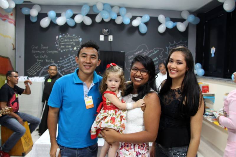 A brinquedoteca estava lotada, as crianças vestidas de branco e o videogame dava lugar à imagem de Nossa Senhora de Nazaré. Tudo isso indicava que algo diferente aconteceria no Hospital Oncológico Infantil Octávio Lobo, na tarde de sábado, 17. A pequena L.V.S, de um ano e seis meses, era a mais nova entre as crianças batizadas. A escolha foi da mãe, Larissa dos Santos (foto), que viu os pais saírem recentemente de Portel, na Ilha do Marajó, para tentar mudar de vida em Belém, e agora conta com o apoio deles no tratamento da filha iniciado há poucos dias.
FOTO: ASCOM HOIOL
DATA: 17.02.2018
BELÉM - PARÁ <div class='credito_fotos'>Foto: ASCOM HOIOL | <a href='/midias/2018/originais/64330db5-1096-4d41-9c92-eba1564d5a7e.jpg' download><i class='fa-solid fa-download'></i> Download</a></div>