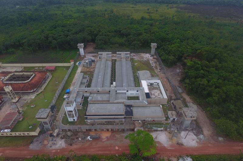 As obras da nova unidade prisional de Abaetetuba (foto) já estão em fase de conclusão. A nova casa penal terá capacidade para 306 internos e teve um custo de mais de R$ 10 milhões de reais. Os recursos contam com investimentos do Governo do Estado e também contrapartida do Fundo Penitenciário Nacional (Funpen), por meio do Ministério da Justiça. A nova unidade prisional contará com dois blocos carcerários, contendo 20 celas coletivas cada, sendo duas direcionadas à Pessoa com Deficiência (PCD). Terá ainda oito celas de isolamento, oito salas de visita íntima, consultório médico e odontológico, ambulatório, atendimento psicossocial, sala para tratamento penal, com apoio para advogados, Defensoria Pública e parlatório e contará também com três salas de aula, biblioteca e uma sala de informática.

FOTO: AKIRA ONUMA / ASCOM SUSIPE
DATA: 07.12.2018
ABAETETUBA - PARÁ <div class='credito_fotos'>Foto: Akira Onuma / Ascom Susipe   |   <a href='/midias/2018/originais/64366ac1-8af6-456d-8576-693529580cb4.jpg' download><i class='fa-solid fa-download'></i> Download</a></div>