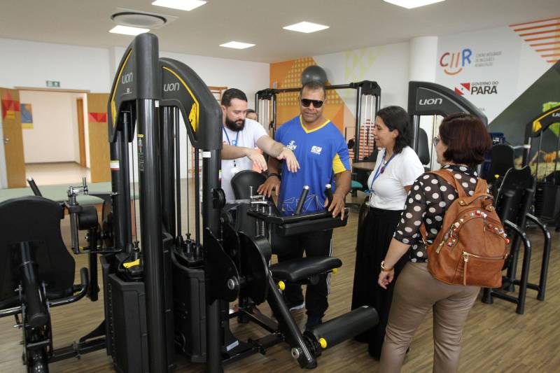 O Centro Integrado de Inclusão e Reabilitação (CIIR), em Belém, recebeu no último sábado (1°) a visita do tetracampeão paralímpico de judô Antônio Tenório. Acompanhado pelo diretor-executivo do Centro, José Neto, de outros diretores e fisioterapeutas, que descreveram a estrutura oferecida à população, o paratleta aprovou os recursos disponíveis no espaço.

FOTO: CRISTINO MARTINS / AG. PARÁ
DATA: 01.12.2018
BELÉM - PARÁ <div class='credito_fotos'>Foto: Cristino Martins/Ag. Pará   |   <a href='/midias/2018/originais/6438138d-f927-4b1f-a8d9-c7b66878aef3.jpg' download><i class='fa-solid fa-download'></i> Download</a></div>