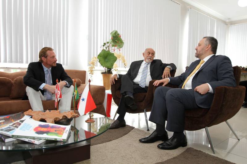 O governador Simão Jatene recebeu nesta quarta-feira, 2, o embaixador do Canadá no Brasil, Riccardo Savone. Na pauta do encontro, o aumento das relações comerciais entre o estado e as empresas canadenses. Além disso, os canadenses querem estreitar parcerias para fomentar a atração de investimentos, estimular políticas públicas e incentivar a integração política, econômica e cultural.
FOTO: CRISTINO MARTINS / AG. PARÁ
DATA: 02.05.2018
BELÉM - PARÁ <div class='credito_fotos'>Foto: Cristino Martins/Ag. Pará | <a href='/midias/2018/originais/6439d7ae-d541-45ef-aca8-d45e51b5edaf.jpg' download><i class='fa-solid fa-download'></i> Download</a></div>