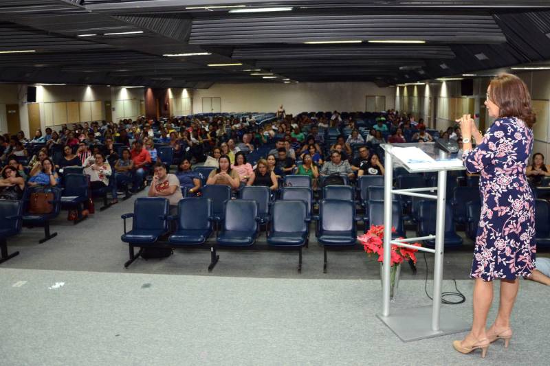 A Secretaria de Estado de Educação (Seduc) promove nesta terça (13) e quarta-feira (14), no auditório do Centro de Convenções Ismael Nery, do Centur, em Belém, a I Jornada Pedagógica do projeto Mundiar, que combate a distorção idade/ série no Pará. Dirigido a professores, técnicos, diretores e gestores de Unidades Seduc na Escola (USEs) e Unidades Regionais de Educação (UREs), o evento marca o início dos trabalhos em 2018 e os cinco anos de existência do programa na rede pública estadual. Ao longo desse período, cerca de 56 mil alunos foram atendidos em todo o Estado. A secretária adjunta de Planejamento e Gestão da Seduc, Mariléa Sanches (foto), ressaltou a importância do projeto Mundiar para a rede. Parceria com a Fundação Roberto Marinho, no escopo do Pacto pela Educação, o projeto nasceu em 2014, quando as primeiras turmas do ensino médio e do fundamental foram formadas. “O Mundiar é uma das prioridades da Secretaria de Educação, pois sabemos que embora tenha havido, nos últimos anos, uma grande redução na distorção idade/ série no Estado, os índices ainda são preocupantes”, ressaltou.
FOTO: ELISEU DIAS / ASCOM SEDUC
DATA: 13.03.2018
BELÉM - PARÁ <div class='credito_fotos'>Foto: Eliseu Dias / Ascom Seduc | <a href='/midias/2018/originais/643d16cb-f9b5-4684-8a29-968d0bed9bf3.jpg' download><i class='fa-solid fa-download'></i> Download</a></div>