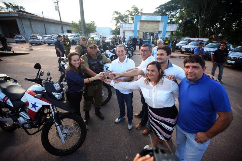 Os batalhões de Policiamento da PM de Barcarena e Abaetetuba (foto), no Baixo Tocantins, receberam na tarde desta quinta-feira (21), 14 viaturas e 20 motocicletas para o reforço da segurança pública nas cidades. Os dois municípios pertencem ao Comando de Policiamento Regional IX, que realiza o policiamento em 10 municípios da região. O CPR IX também está formando 134 novos policias que deverão ser integrados ao policiamento no mês de julho. Participaram da entrega o comandante geral da PM, coronel Hilton Benigno, o presidente da Assembleia Legislativa do Pará (Alepa), deputado estadual Márcio Miranda e os deputados Ana Cunha e Celso Sabino. O coronel Hilton Benigno comentou que toda a frota de veículos da PM foi renovada. “A renovação traz melhores condições de trabalho ao policial”, afirmou.
FOTO: THIAGO GOMES / AG. PARÁ
DATA: 21.06.2018
ABAETETUBA- PARÁ <div class='credito_fotos'>Foto: Thiago Gomes /Ag. Pará | <a href='/midias/2018/originais/6442f46d-f025-46c8-ae79-bc8c49d0d6fd.jpg' download><i class='fa-solid fa-download'></i> Download</a></div>