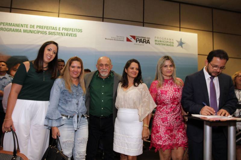 O primeiro dia do Fórum Permanente de Prefeitas e Prefeitos dos Municípios Sustentáveis contou com a participação de 85 prefeitos , 17 vices e 21 secretários municipais dos 141 municípios manifestaram interesse em adotar as diretrizes do programa. Para o governador Simão Jatene, esta grande participação simboliza a união de agentes públicos que colocaram os interesses coletivos acima dos interesses individuais para construir um estado melhor para todos. Com o tema “Gestão Compartilhada”, o evento traz as experiências e os desdobramentos das agendas governamentais que foram planejadas em parceria com as gestões municipais. Através da Secretaria Extraordinária de Municípios Sustentáveis (Semsu) Governo do Pará, por meio da Semsu, investe na capacitação dos municípios para a promoção de uma gestão fiscal eficiente. Para Izabela Jatene, este primeiro dia serviu para sinalizar o quanto os gestores estão preocupados com o equilíbrio da questão fiscal dos municípios e em desenvolver uma governança compartilhada para desenvolver seus municípios.
FOTO: CRISTINO MARTINS / AG. PARÁ
DATA: 07.02.2018
BELÉM - PARÁ <div class='credito_fotos'>Foto: Cristino Martins/Ag. Pará | <a href='/midias/2018/originais/644303f5-07a5-45f4-970e-7500d9a7dde0.jpg' download><i class='fa-solid fa-download'></i> Download</a></div>