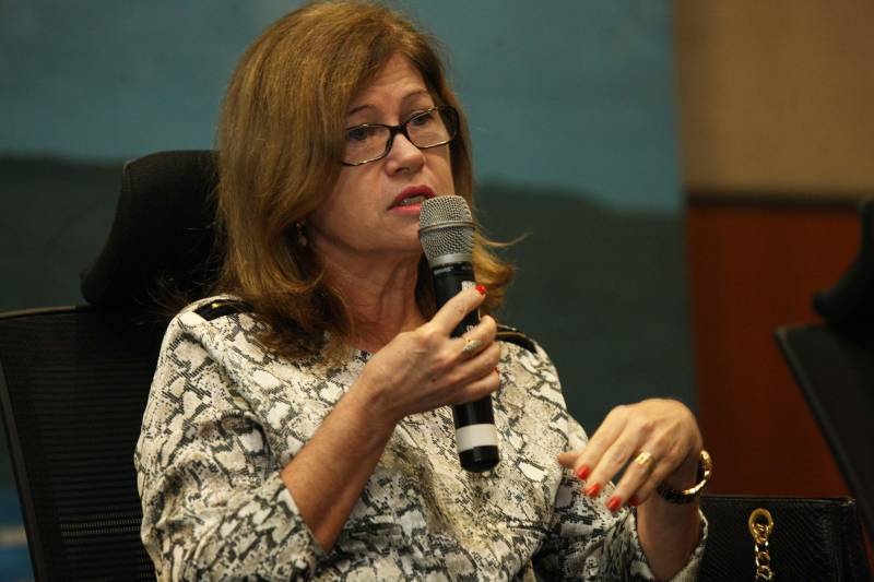 No segundo dia do Fórum Permanente de Prefeitos e Prefeitas dos Municípios Sustentáveis, no Hangar Convenções e Feiras da Amazônia, gestores compartilharam experiências sobre a “Captação de Recursos, Soluções e Parcerias - Governança compartilhada como pressuposto para a Gestão Eficiente”. Nesta quinta-feira (8), também foram assinadas ordens de serviços entre Governo do Estado e prefeituras para obras de infraestrutura e educação que totalizam um valor de mais de 50 milhões de reais. De serviços de pavimentação asfáltica a reforma e ampliação de escolas, os convênios e ordens de serviço totalizam R$52.946.186,86, recursos a serem repassados pelo Governo do Estado e pelo BID, Banco Interamericano de Desenvolvimento, com a contrapartida de alguns municípios. Na foto, Ana Regina Barros; a diretora de Gestão de Fundo de Desenvolvimento Econômico (FDE).
FOTO: SIDNEY OLIVEIRA / AG PARÁ
DATA: 08.02.2018
BELÉM - PARÁ
<div class='credito_fotos'>Foto: Sidney Oliveira/Ag. Pará | <a href='/midias/2018/originais/644493f8-77a0-4250-be85-0e061aeaeeed.jpg' download><i class='fa-solid fa-download'></i> Download</a></div>