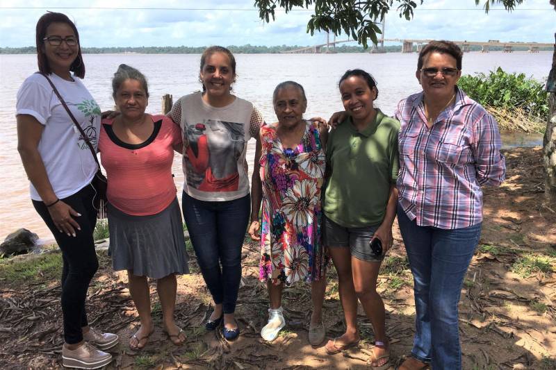 A pequena Comunidade de Ponta Negra (foto) é um daqueles lugares que parece saído diretamente de algum livro do escritor colombiano Gabriel García Márquez. Localizada às margens do Rio Guamá, com uma vista privilegiada da Alça Viária, a comunidade é composta por oito casas e aproximadamente 30 pessoas, todas elas ligadas por algum grau de parentesco, sanguíneo ou afetivo, com a dona Higina Pereira, de 82 anos, matriarca, líder e fundadora da comunidade. A Ponta Negra, parte do Refúgio de Vida Silvestre (Revis) Metrópole da Amazônia, é uma das comunidades atendidas pelo projeto AgroVárzea, realizado pela Gerência da Região Administrativa de Belém (GRB) do Instituto de Desenvolvimento Florestal e da Biodiversidade (Ideflor-bio). Na última quarta-feira, 28, a comunidade recebeu uma comitiva de servidores da GRB. A visita teve o objetivo de apresentar a nova equipe técnica do projeto e também ouvir, da comunidade, as demandas e anseios para a realização do AgroVárzea em 2018.
FOTO: ASCOM / IDEFLOR
DATA: 29.03.2018
ALÇA VIÁRIA - PARÁ <div class='credito_fotos'>Foto: Ascom Ideflor | <a href='/midias/2018/originais/64479988-f607-4ac4-8379-1861f69848ef.jpg' download><i class='fa-solid fa-download'></i> Download</a></div>