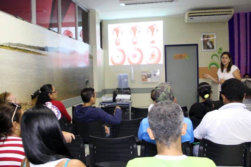 Chamar a atenção das mulheres para a importância da prevenção contra o câncer de colo uterino; reconhecer os sinais que o corpo emite e, principalmente, realizar periodicamente o exame preventivo nas unidades básicas de saúde. Esses foram os principais objetivos da campanha “Março Lilás”, promovida pela Unidade de Alta Complexidade em Oncologia Dr. Vitor Moutinho (Unacon), em Tucuruí. Para abordar o assunto, o tema escolhido foi "Prevenção é uma rotina de vida" apresentado pela psicóloga da unidade Sabrina Cavalcante (foto).
FOTO: ASCOM UNACON
DATA: 02.04.2018
TUCURUÍ - PARÁ <div class='credito_fotos'>Foto: Ascom Unacon | <a href='/midias/2018/originais/644a52b2-87b1-45fa-9763-2bf36c65d717.jpg' download><i class='fa-solid fa-download'></i> Download</a></div>