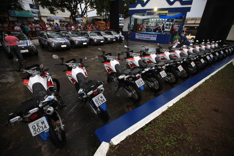 O Governo do Pará garante mais investimentos em segurança, infraestrutura e regularização fundiária ao município de Capanema, no nordeste paraense. Na noite desta segunda-feira (4) foram entregues novas viaturas para a Polícia Militar (foto) e assinados convênios e ordens de serviço para novas obras na cidade.

FOTO: MÁCIO FERREIRA / AG. PARÁ
DATA: 04.06.2018
CAPANEMA - PARÁ <div class='credito_fotos'>Foto: MÁCIO FERREIRA/ AG. PARÁ   |   <a href='/midias/2018/originais/644d1d62-2410-41b9-8228-828528810749.jpg' download><i class='fa-solid fa-download'></i> Download</a></div>