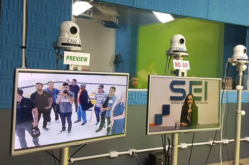 Quinze novas salas de aula do Sistema Educacional Interativo (SEI) vão entrar em operação na próxima semana. Nesta sexta-feira (13), duas salas instaladas no município de Portel, no Marajó, foram inauguradas. A sala da Escola Municipal de Ensino Fundamental Marechal Deodoro da Fonseca, da Vila de Acangatá, distante da sede municipal cerca de três horas de barco, ficou lotada de educadores e estudantes que foram conferir como funciona a sala conectada via satélite. A coordenadora do SEI, professora Márcia Ribeiro, participou do evento que oficializou a chegada do SEI no Marajó. Direto do estúdio do Centro de Mídia, em Belém, ela se comunicou com o grupo de pessoas que estava concentrado no local.
FOTO: ASCOM / SEDUC
DATA: 13.04.2018
BELÉM - PARÁ <div class='credito_fotos'>Foto: ASCOM SEDUC | <a href='/midias/2018/originais/644f91e7-d021-4ca4-b6eb-572f43182cd5.jpg' download><i class='fa-solid fa-download'></i> Download</a></div>