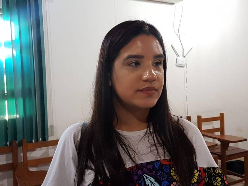 Técnicos das Secretarias Estaduais de Municípios Sustentáveis (Semsu) e de Gestão Estratégica (Seegest) estão no município de São Félix do Xingu para avaliar e alinhar as ações que estão sendo realizadas na implementação do projeto piloto dos Municípios Emblemáticos. A reunião com a equipe municipal foi realizada nesta terça-feira, 05, no auditório da Secretaria Municipal de Meio Ambiente (Semmas). O projeto de Município Emblemático congrega um reforço de ações previstas no Programa Municípios Sustentáveis (PMS) a fim de gerar cases que possam ser replicados em outras localidades. As ações foram definidas em parceria com as secretarias municipais que apontaram necessidades e propostas de desenvolvimento nos eixos social, ambiental e econômico, definidos a partir do workshop realizados em dezembro do ano passado, com os agentes realizadores do Estado e da Prefeitura Municipal. Na foto, Adrya Lima, técnica da Secretaria de Municipios Sustentáveis, responsável pelo acompanhamento do projeto em São Félix do Xingu.

 FOTO: ASCOM / SEMSU
DATA: 05.06.2018
SÃO FÉLIX DO XINGU - PARÁ <div class='credito_fotos'>Foto: DANI FILGUEIRAS / ASCOM SEMSU   |   <a href='/midias/2018/originais/645b3e41-6d85-4f54-a8f4-a115b883cd86.jpg' download><i class='fa-solid fa-download'></i> Download</a></div>