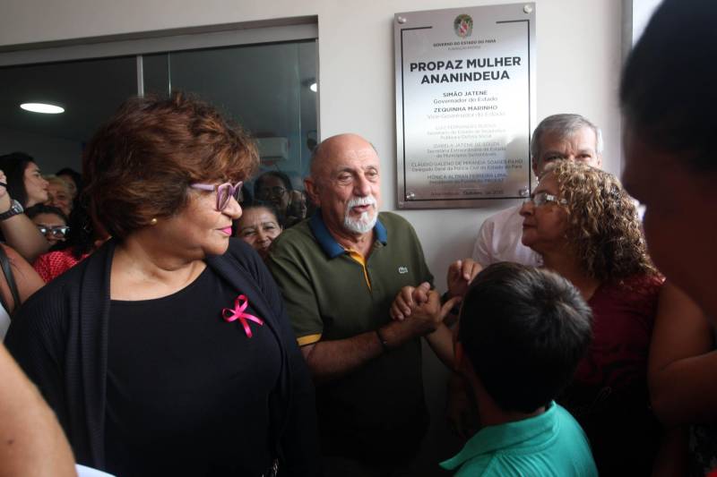 O Governo do Estado entregou nesta sexta-feira, 26, mais uma unidade Pro Paz Mulher. O governador Simão Jatene (foto) fez a entrega do novo espaço, que fica em Ananindeua, na Região Metropolitana de Belém e visa ampliar o atendimento humanizado e integral às mulheres em situação de violência de gênero. “Não é apenas um espaço de atendimento às mulheres, mas é, antes de tudo, um espaço de construção da cultura da paz”, disse o governador durante a inauguração.
FOTO: SIDNEY OLIVEIRA / AG. PARÁ
DATA: 26.10.2018
ANANINDEUA - PARÁ <div class='credito_fotos'>Foto: Sidney Oliveira/Ag. Pará | <a href='/midias/2018/originais/645d103f-33fa-470b-a49a-14d72bb24820.jpg' download><i class='fa-solid fa-download'></i> Download</a></div>