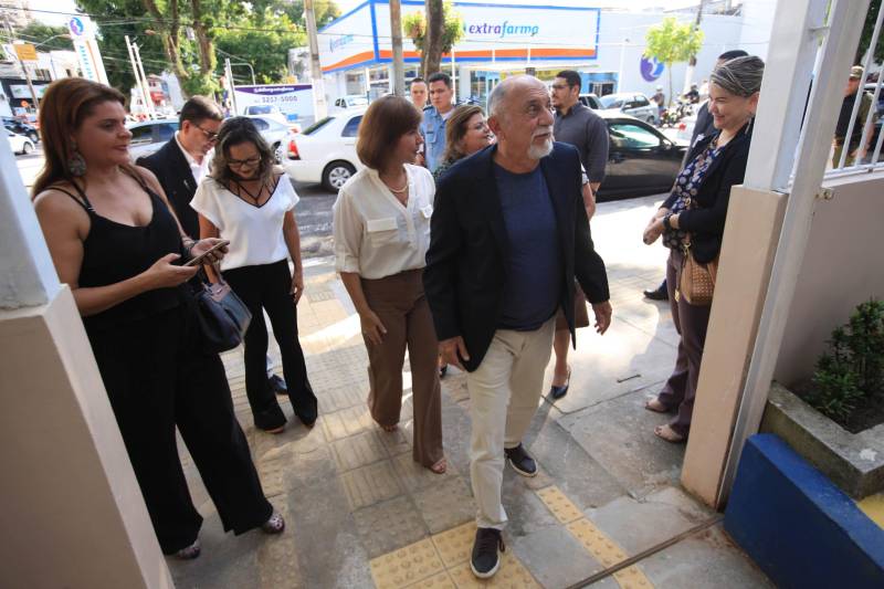 "Hoje vim para uma agenda de inauguração, mas vivi uma experiência de amor, que emana em cada ação dos alunos, professores, direção e de cada um que faz parte desta escola que se torna tão especial porque tem alma". A declaração foi feita pelo governador Simão Jatene (foto), nesta terça, 27, durante a inauguração da obra de reforma e ampliação da Escola Álvares de Azevedo, localizada no Bairro de Batista Campos, em Belém. O governador transformou a inauguração em uma grande confraternização. Passou a tarde na Escola e fez questão de cantar e dançar com os alunos, que expressaram muita gratidão pela obra. Atendendo atualmente 436 alunos, a “Álvares de Azevedo” é uma Unidade Especializada dedicada à educação de estudantes com deficiência visual, e que trabalha nos eixos da educação e da habilitação.
FOTO: MÁCIO FERREIRA / AG. PARÁ
DATA: 27.03.2018
BELÉM - PARÁ <div class='credito_fotos'>Foto: MÁCIO FERREIRA/ AG. PARÁ | <a href='/midias/2018/originais/645e99ad-cef0-4346-b61b-39dba1a5aebb.jpg' download><i class='fa-solid fa-download'></i> Download</a></div>