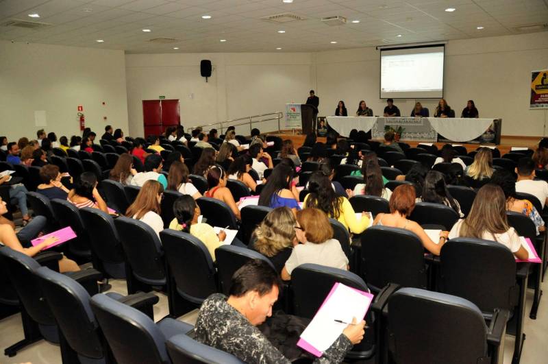 O Pará ocupa o sexto lugar no ranking brasileiro em incidência da tuberculose, segundo dados do Ministério da Saúde, ficando atrás do Amazonas, Rio de Janeiro, Pernambuco, Rio Grande do Sul e São Paulo. É, ainda, o segundo da região Norte em número de casos, que chegou a 3.332 novas confirmações, quantidade inferior aos 3.589 registrados em 2016. Entre as capitais brasileiras, Belém é a quinta com maior número de pacientes, chegando a 64 para cada 100 mil habitantes só em 2017, superada por Manaus, Rio de Janeiro, Recife e Porto Alegre. Essa realidade da tuberculose no Estado e no Brasil foi discutida durante o VIII Seminário Estadual Alusivo ao Dia Mundial de Luta contra a Tuberculose, realizado nesta sexta-feira, 23, e que teve como temática “Eliminar a tuberculose: compromisso de todos”.
FOTO: JOSÉ PANTOJA / ASCOM SESPA
DATA: 23.03.2018
BELÉM - PARÁ <div class='credito_fotos'>Foto: José Pantoja / Ascom Sespa | <a href='/midias/2018/originais/64624461-c427-43e5-927f-ee2a3cbdee6f.jpg' download><i class='fa-solid fa-download'></i> Download</a></div>
