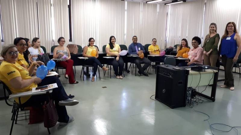 A Gerência de Captação de Doadores (Gecad) da Fundação Centro de Hemoterapia e Hematologia do Pará (Hemopa) realizou capacitação para Formação de Agentes Multiplicadores em parceria com o Hospital Jean Bitar (HJB) que possui Agência Transfusional (AT), abastecida pelo hemocentro. A ação teve o objetivo de elevar o número de coletas de sangue, tendo em vista que Hemopa vem enfrentando uma significativa baixa de mais de 40% no estoque de sangue, provocada, entre outros motivos, pelas intensas chuvas que dificultam o acesso de voluntários da doação de sangue. A ação foi coordenada pela titular da Gecad, a assistente social Juciara Farias, que ministrou a capacitação, dia 18, para cerca de 20 integrantes do Grupo de Trabalho de Humanização (GTH) do HJB que vai reforçar um trabalho de sensibilização que já vem sendo desenvolvido junto aos colaboradores, familiares e amigos de usuários internados na unidade hospitalar. Na foto, ação foi coordenada pela titular da Gecad, a assistente social Juciara Farias (blusa verde).

FOTO: ASCOM / HEMOPA
DATA: 19.05.2018
BELÉM - PARÁ <div class='credito_fotos'>Foto: Ascom Hemopa   |   <a href='/midias/2018/originais/6466bc76-fff4-44db-9620-dc73cd13a67d.jpg' download><i class='fa-solid fa-download'></i> Download</a></div>