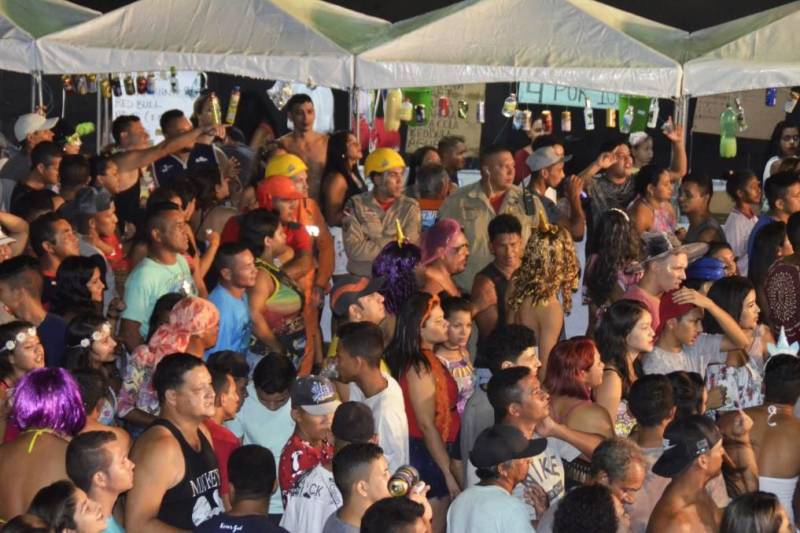 A terça-feira de Carnaval (13) nas praias do município de Barcarena foi marcada pelo trabalho de prevenção e de orientação aos frequentadores. Militares do Corpo de Bombeiros trabalharam intensamente no quarto dia da Operação Carnaval 2018 nas praias e blocos de rua, a fim de garantir a segurança de todos. A festa em Barcarena só terminará na Quarta-feira de Cinzas, com atrações musicais. As praias de Caripi, Vila do Conde, Cupiranga e Sirituba receberam o reforço do efetivo militar para atender os banhistas em qualquer situação. Com a tranquilidade nas praias, não houve registro de ocorrências graves, resultado do trabalho preventivo realizado pelo 6° Grupamento de Bombeiros Militar de Barcarena.
FOTO: ASCOM / CBMPA
DATA: 13.02.2018
VIGIA - PARÁ
<div class='credito_fotos'>Foto: ASCOM / CBMPA | <a href='/midias/2018/originais/6467e8c4-b588-4e04-95fd-9dca7ddc9ddf.jpg' download><i class='fa-solid fa-download'></i> Download</a></div>