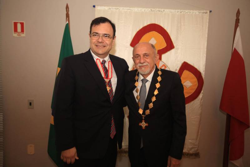 O Governo do Estado do Pará concedeu hoje 230 comendas do Mérito Grão-Pará (foto), a mais alta do Estado, a autoridades e servidores que se destacaram nos últimos oito anos de serviços prestados à população. “O ciclo que encerramos hoje não encerra nossa missão de servir ao público, porque uma vez servidores públicos, trabalhando em benefício da população, nunca mais deixamos de sê-lo, pois essa missão fica gravada em nossos corações”, disse o governador Simão Jatene aos agraciados. O governador entregou, pessoalmente, uma a uma as condecorações.  Das 230 medalhas, 14 foram no grau de Grande Oficial, 60 no grau de Comendador, 8 no grau de Oficial e 11 no grau de Cavaleiro aos servidores civis. Entre os militares, 4 receberam no grau de Comendador, 38 de Oficial e 109 no grau de Cavaleiro.

FOTO: CRISTINO MARTINS / AG. PARÁ
DATA: 31.12.2018
BELÉM - PARÁ <div class='credito_fotos'>Foto: Cristino Martins/Ag. Pará   |   <a href='/midias/2018/originais/647d9615-ae1a-45ac-b417-cfa59b6e29e7.jpg' download><i class='fa-solid fa-download'></i> Download</a></div>