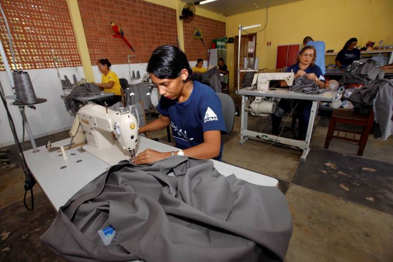 O ano passado foi marcado por uma crise econômica que afetou a empregabilidade e o número de postos de trabalhos criados em todo o país. No entanto, a indústria paraense fechou 2017 com saldos positivos em geração de emprego neste setor da economia. Dados divulgados nesta quinta-feira (11), pelo Departamento Interestadual de Estatísticas e Estudos Socioeconômicos no Pará (Dieese-PA), por meio de pesquisa realizada com números oficiais do Cadastro Geral de Empregados e Desempregados do Ministério do Trabalho, apontam geração de 1.276 postos de trabalho no setor durante 11 meses de 2017. Entre os estados da região Norte, o Pará foi o segundo que mais gerou empregos na indústria (foto), na frente de Amazonas, Amapá, Roraima, Tocantins e Acre. No Amazonas, foram 28.326 admitidos contra 27.964 desligados, saldo positivo de 362 vagas de emprego. Já os demais estados registraram números ainda menores de contratações. No Acre, foram 199, no Amapá 129, em Roraima 81 e no Tocantins 60 novos postos de trabalho.
FOTO: RODOLFO OLIVEIRA / ARQUIVO AG. PARÁ
DATA: 27.04.2016
<div class='credito_fotos'>Foto: Rodolfo Oliveira/Ag. Pará | <a href='/midias/2018/originais/6499c100-973a-4e23-9776-b45ba5fca595.jpg' download><i class='fa-solid fa-download'></i> Download</a></div>