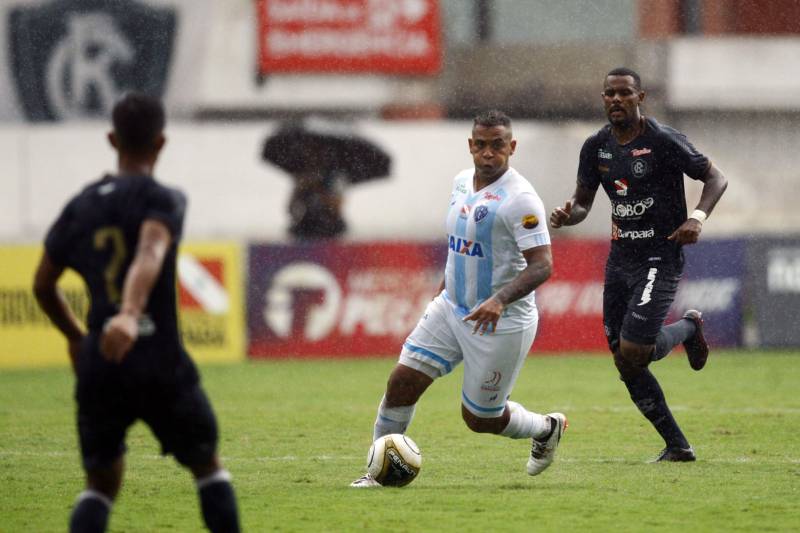 O Clube do Remo venceu o Paysandu por 2 a 1 na tarde deste domingo, partida realizada no Estádio Mangueirão, e largou na frente pelo título do Campeonato Paraense de 2018.
FOTO: THIAGO GOMES / AG. PARÁ
DATA: 01.04.2018
BELÉM - PARÁ <div class='credito_fotos'>Foto: Thiago Gomes /Ag. Pará | <a href='/midias/2018/originais/64a3bb4e-400e-42e5-a185-2f88c9fe947f.jpg' download><i class='fa-solid fa-download'></i> Download</a></div>