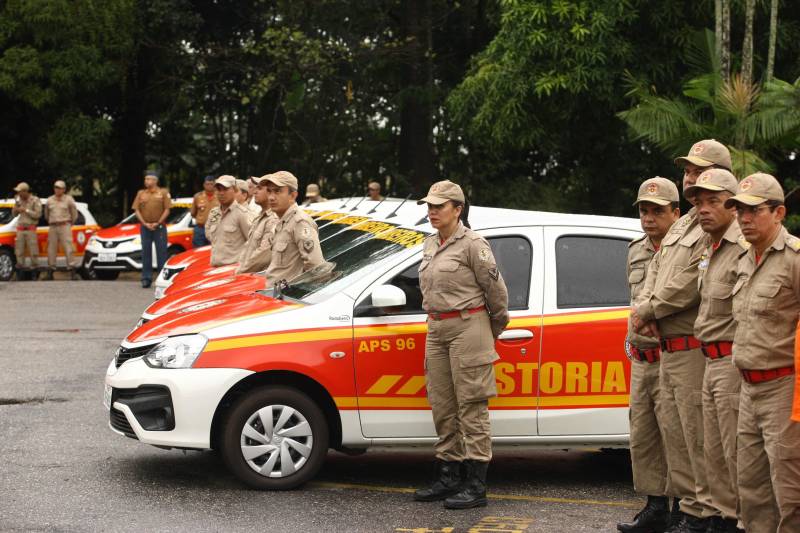 Na mesma cerimônia que entregou as viaturas para serviços de vistoria, o governador Simão Jatene fez uma visita técnica às instalações da nova Policlínica ao Corpo de Bombeiros Militar do Estado. Um prédio no Quartel do Comando Geral da corporação foi reformado e adaptado para receber a Policlínica, que oferta assistência médico-odontológico, psicológico e de primeiros socorros aos bombeiros militares e seus dependentes.
FOTO: IGOR BRANDÃO / AG. PARÁ
DATA: 15.03.2018
BELÉM - PARÁ <div class='credito_fotos'>Foto: IGOR BRANDÃO / AG. PARÁ | <a href='/midias/2018/originais/64c9911c-a5b5-44b0-ac4f-dd6434cebd4b.jpg' download><i class='fa-solid fa-download'></i> Download</a></div>