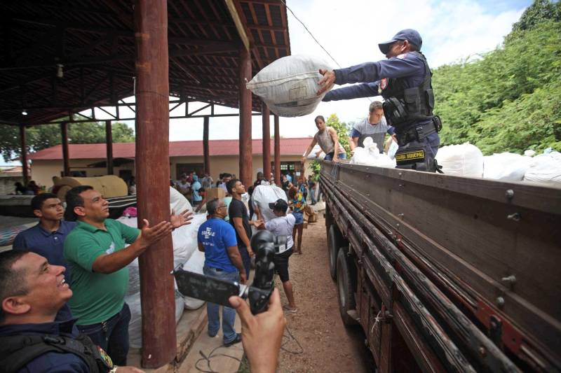 O Governador do Pará, Simão Jatene, esteve durante esta sexta-feira (13) no município de Paragominas. Além de visitar as áreas afetadas pela enxurrada que ocorreu na madrugada da quinta-feira (12), ele conversou com moradores atingidos, reuniu com autoridades municipais, secretários de estado, com o Corpo de Bombeiros e a Defesa Civil para traçar as metas e ações a serem cumpridas para restabelecer a normalidade na cidade. A forte enxurrada, que durou toda a madrugada, alagou cerca de 40% da cidade e atingiu 350 famílias. Até o momento, 13 locais foram adequados para funcionar como abrigo, entre escolas, associações, ginásios, entre outros, para receber desabrigados e desalojados. Na foto, distribuição das doações para as vítimas da enchente no município.

FOTO: SIDNEY OLIVEIRA / AG. PARÁ
DATA: 13.04.2018
PARAGOMINAS - PARÁ <div class='credito_fotos'>Foto: Sidney Oliveira/Ag. Pará   |   <a href='/midias/2018/originais/64cca11c-c2e2-49a5-aa8d-42f8d46fc169.jpg' download><i class='fa-solid fa-download'></i> Download</a></div>