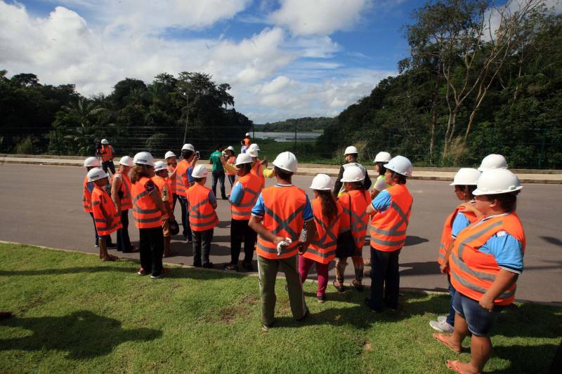 Alunos com deficiência atendidos pela Fundação Pestalozzi do Pará (FPPA) visitaram na manhã desta quinta-feira (3) as obras de prolongamento da Avenida João Paulo II, acompanhados por familiares, pela coordenadora da Fundação, Inês Pereira, e professores da Universidade da Amazônia (Unama), que fizeram a interlocução com o Núcleo de Gerenciamento de Transporte Metropolitano (NGTM), responsável pela obra.
FOTO: ROLDOFO OLIVEIRA / AG. PARÁ
DATA: 03.05.2018
BELÉM - PARÁ <div class='credito_fotos'>Foto: Rodolfo Oliveira/Ag. Pará | <a href='/midias/2018/originais/64cda2d6-0470-43dc-ad17-b0efa4e0cc4b.jpg' download><i class='fa-solid fa-download'></i> Download</a></div>