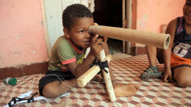 A Casa das Artes apresentará o documentário “Territórios do Brincar” (foto), dos diretores David Reeks e Renata Meirelles. O filme é resultado de quase dois anos de viagens pelo Brasil para filmar como cada criança, de cada região do país, se diverte. A sessão será no Cine Alexandrino Moreira, da Fundação Cultural do Pará (FCP), dia 26 de março, às 19h, com entrada franca. Renata e David visitaram desde grandes metrópoles até comunidades indígenas para poder retratar a diversidade do “brincar” infantil. O documentário ainda traz a discussão de que há alternativas que não sejam aparelhos eletrônicos, como celular e videogames, para se divertir.
FOTO: REPRODUÇÃO
DATA: 23.03.2018
BELÉM - PARÁ <div class='credito_fotos'>Foto: REPRODUÇÃO | <a href='/midias/2018/originais/64cef2c5-74bd-435a-b1da-12c593dfa173.jpg' download><i class='fa-solid fa-download'></i> Download</a></div>