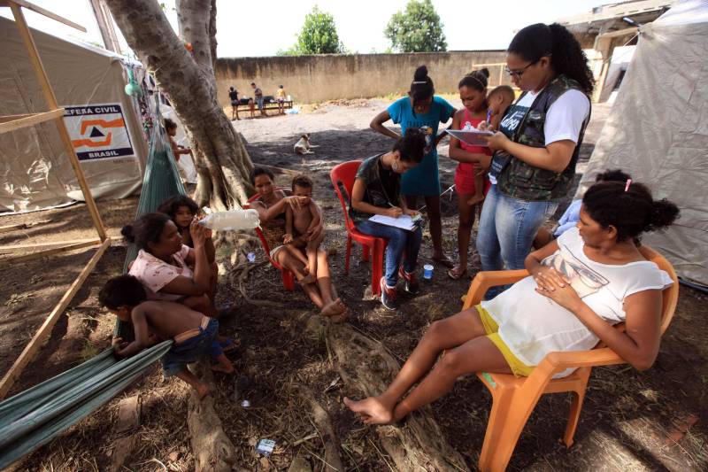 Em Marabá (foto) já são 198 famílias desabrigadas, 58 desalojadas e 194 afetadas. O município conta com cinco abrigos oficiais e dois não oficiais - estruturados pela própria comunidade. As famílias já começaram a receber o benefício eventual por meio das Secretarias Estadual e Municipal de Assistência Social.
FOTO: MÁCIO FERREIRA / AG. PARÁ
DATA: 16.02.2018
MARABÁ - PARÁ <div class='credito_fotos'>Foto: MÁCIO FERREIRA/ AG. PARÁ | <a href='/midias/2018/originais/64dcaae5-003a-4bc2-b4b4-4dc27afa1e74.jpg' download><i class='fa-solid fa-download'></i> Download</a></div>