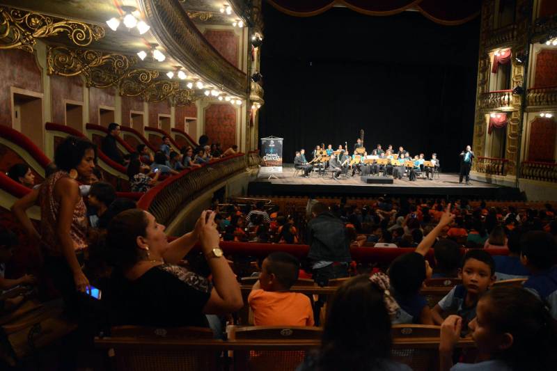 O projeto Concertos Didáticos é uma realização da Fundação Carlos Gome (FCG) em parceria com as Secretarias de Estado de Educação (Seduc), de Cultura (Secult), Municipal de Educação e Cultura (Semec) e apoio do Theatro da Paz.
FOTO: FERNANDO NOBRE / ARQUIVO ASCOM SEDUC
DATA: 24.03.2017
BELÉM - PARÁ <div class='credito_fotos'>Foto: FERNANDO NOBRE/ASCOM SEDUC | <a href='/midias/2018/originais/64df09ec-231d-4b66-a370-6c95eca85319.jpg' download><i class='fa-solid fa-download'></i> Download</a></div>