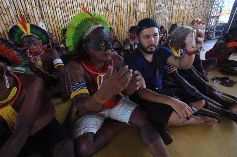 Uma caminhada pelas principais ruas de São Félix do Xingu foi o ponto alto da programação da Semana dos Povos Indígenas nesta quarta-feira (18). Os índios se concentraram em frente à Secretaria Municipal de Cultura, entoando cantos de guerra e dançando na luta por direitos. Uma das principais reivindicações é a retomada de territórios e a gestão ambiental dessas áreas. Durante a passeata, caciques se revezavam proferindo palavras de ordem, enquanto todos seguiam em cadência rumo à Praça do Triângulo, onde ocorre grande parte das atividades. A passeata foi também um protesto contra a exoneração de Franklimberg Ribeiro de Freitas da presidência da Fundação Nacional do Índio (Funai). Ele teria sido demitido pelo presidente Michel Temer a pedido de deputados da bancada ruralista, em Brasília.
FOTO: RODOLFO OLIVEIRA / AG. PARÁ
DATA: 18.04.2018
SÃO FÉLIX DO XINGU - PARÁ <div class='credito_fotos'>Foto: Rodolfo Oliveira/Ag. Pará | <a href='/midias/2018/originais/64e08558-b7a3-4459-8e49-377e9bc86f7e.jpg' download><i class='fa-solid fa-download'></i> Download</a></div>