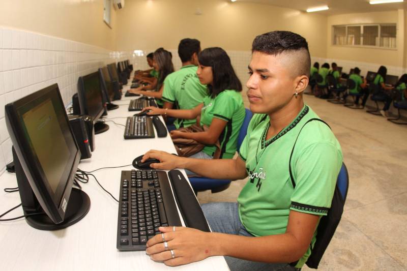 Um painel, no pátio da Escola Estadual de Ensino Médio Ruth Guimarães Ferreira, no distrito de Murinim, em Benevides, mostra 16 alunos da unidade aprovados nos últimos vestibulares. Desses, 12 irão estudar na Universidade Federal do Pará (UFPA). São os primeiros resultados de um processo que começou há nove meses, quando a escola entrou em reforma e ampliação. A nova “Ruth Guimarães Ferreira” foi entregue oficialmente nesta segunda-feira, 26, pelo governador Simão Jatene. Reformada e ampliada, a escola tem agora seis salas de aula; quatro laboratórios (multiuso, multidisciplinar, informática e de leitura); cozinha; refeitório e dispensa; quadra poliesportiva, vestiários feminino e masculino; área de convivência; sala para Atendimento Educacional Especializado (AEE) e acessos para pessoas com deficiência. Espaços de sobra para seus 892 alunos, distribuídos em três turnos do Ensino Médio. A obra custou R$ 2,446 milhões.
FOTO: CRISTINO MARTINS / AG. PARÁ
DATA: 26.03.2018
BENEVIDES - PARÁ <div class='credito_fotos'>Foto: Cristino Martins/Ag. Pará | <a href='/midias/2018/originais/64e1d809-1df4-40ce-9269-eb2b69d8effa.jpg' download><i class='fa-solid fa-download'></i> Download</a></div>