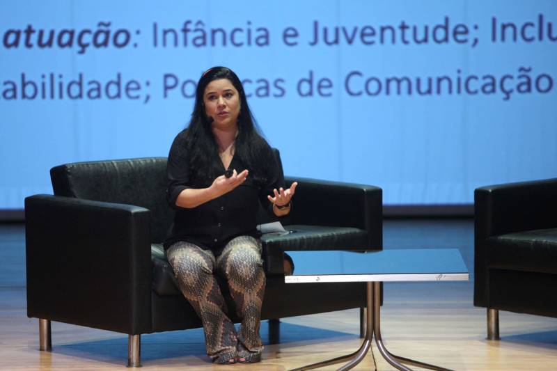 Todas as pessoas que deixaram o teatro onde acontece o Publicom Belém 2018 saíram animadas com o primeiro dia de evento, que encerrou às 20h desta segunda-feira (11). Ter a oportunidade de conhecer mais sobre temas atuais, conhecer de perto profissionais de sucesso da área de comunicação e trocar experiências com estudantes e outros profissionais da área foram os benefícios mais citados por quem participou do evento, que já acontece desde 2013. Na foto, palestra da jornalista Luciana Abade.
FOTO: THIAGO GOMES / AG. PARÁ
DATA: 11.06.2018
BELÉM - PARÁ <div class='credito_fotos'>Foto: Thiago Gomes /Ag. Pará | <a href='/midias/2018/originais/64fe6e77-6581-4a88-b501-1be413b8589f.jpg' download><i class='fa-solid fa-download'></i> Download</a></div>