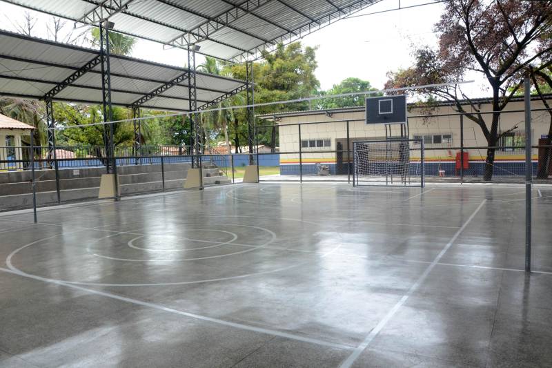 Mais de 600 estudantes contam com um espaço moderno e totalmente revitalizado, com a entrega da Escola de Ensino Médio Salomão Matos (foto), em Salvaterra, no Arquipélago do Marajó. A unidade passou por obras de reforma e ampliação e recebeu, nesta terça-feira (4), a visita da secretária estadual de Educação, Ana Claudia Serruya Hage. “A entrega desta escola é um avanço muito grande, principalmente no termo de infraestrutura. Estamos deixando uma planilha com 142 escolas para próxima gestão entregar em 2019”, destacou a titular da Seduc.

FOTO: FERNANDO NOBRE / ASCOM SEDUC
DATA: 04.12.2018
SALVATERRA - PARÁ <div class='credito_fotos'>Foto: FERNANDO NOBRE/ASCOM SEDUC   |   <a href='/midias/2018/originais/651aa468-f010-4c87-9c4f-450dd2915cde.jpg' download><i class='fa-solid fa-download'></i> Download</a></div>