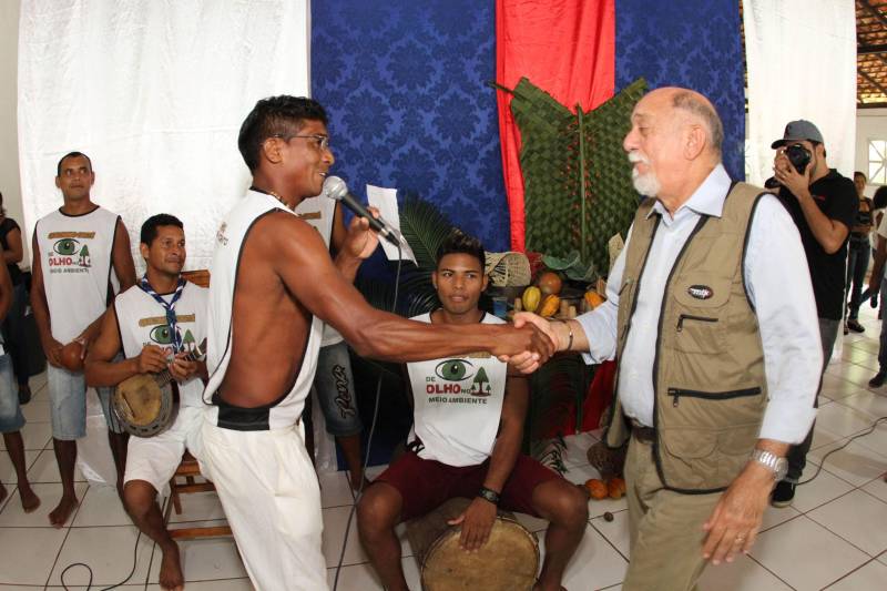 Cento e dezoito famílias da comunidade quilombola do Caeté, no município de Abaetetuba, no nordeste do Estado, foram beneficiadas com um título coletivo de terra. Com o documento, o Governo do Estado, por meio do Instituto de Terras do Pará (Iterpa), reconhece o direito de uma população que há décadas ocupa e trabalha na área. A cerimônia de entrega ocorreu na manhã deste sábado (24), no Centro Comunitário, e contou com a participação do governador Simão Jatene. A área titulada corresponde a cerca de 1.400 hectares. Agora, devidamente respaldadas, as famílias poderão ter acesso a empréstimos, políticas públicas, entre outros benefícios que possibilitam o desenvolvimento da sua produção e a continuidade de suas tradições. “Com o documento de terra a comunidade passa a ter segurança jurídica e acesso a créditos, financiamentos e outros benefícios que antes não lhes era permitido. Além disso, agora eles poderão produzir com mais segurança, mantendo a terra entre as futuras gerações”, afirmou o governador Simão Jatene.
FOTO: CRISTINO MARTINS / AG. PARÁ
DATA: 24.03.2018
ABAETETUBA - PARÁ
<div class='credito_fotos'>Foto: Cristino Martins/Ag. Pará | <a href='/midias/2018/originais/651c8a4b-4522-4418-a515-71320046e13e.jpg' download><i class='fa-solid fa-download'></i> Download</a></div>