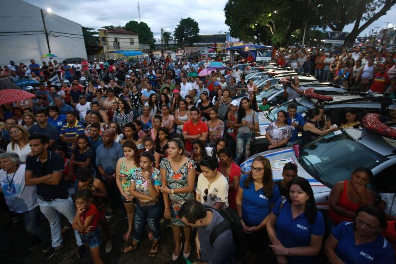O Governo do Pará garante mais investimentos em segurança, infraestrutura e regularização fundiária ao município de Capanema, no nordeste paraense. Na noite desta segunda-feira (4) foram entregues novas viaturas para a Polícia Militar e assinados convênios e ordens de serviço para novas obras na cidade.

FOTO: MÁCIO FERREIRA / AG. PARÁ
DATA: 04.06.2018
CAPANEMA - PARÁ <div class='credito_fotos'>Foto: MÁCIO FERREIRA/ AG. PARÁ   |   <a href='/midias/2018/originais/651df92c-907f-46cd-9c33-400a0070fc0d.jpg' download><i class='fa-solid fa-download'></i> Download</a></div>