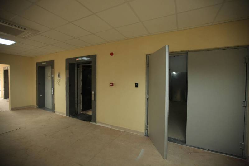 “A população de Itaituba vai contar com uma estrutura fora do comum em hospitais públicos do Brasil”. A afirmação é do engenheiro Gustavo Garoli, gerente geral da obra do Hospital Regional do Tapajós, no município de Itaituba, que está com a estrutura 95% concluída. O hospital que fica na região sudoeste do Estado deve beneficiar, além de cerca de 100 mil itaitubenses, moradores de nove municípios vizinhos.

FOTO: MÁCIO FERREIRA / AG. PARÁ
DATA: 19.12.2018
ITAITUBA - PARÁ <div class='credito_fotos'>Foto: MÁCIO FERREIRA/ AG. PARÁ   |   <a href='/midias/2018/originais/6522ad1c-f25e-4234-ba36-67fd8ef77fb6.jpg' download><i class='fa-solid fa-download'></i> Download</a></div>